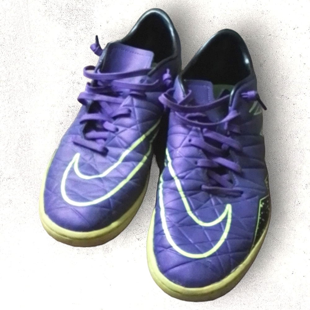NIKE LIGHT WAIGHT Purple And Green Running Shoes.  WOMENS SIZE 8.5